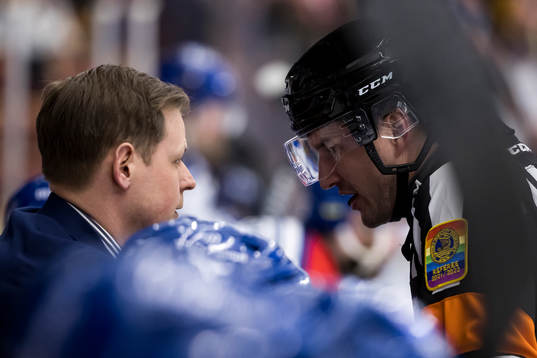 Oskarshamns tränare Martin Filander och Domare Johan