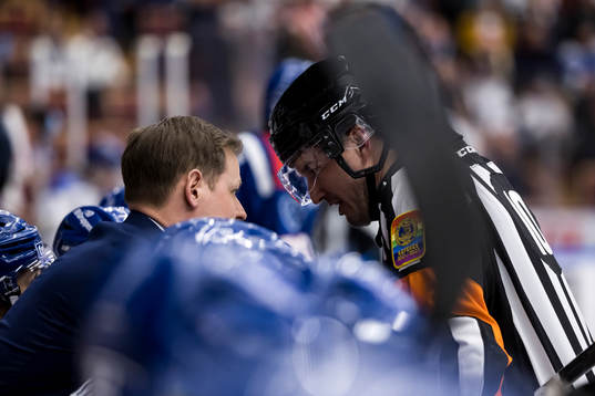 Oskarshamns tränare Martin Filander och Domare Johan