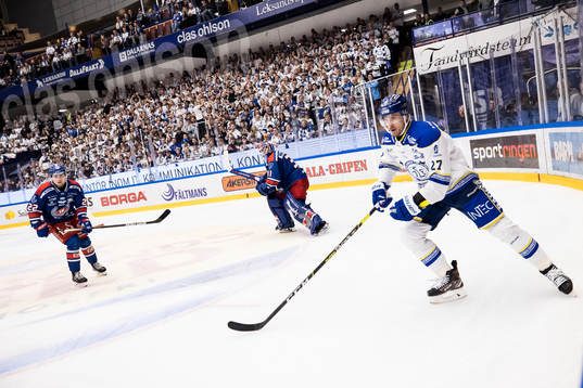 Oskarshamns John Dahlström och målvakt Tim Juel och