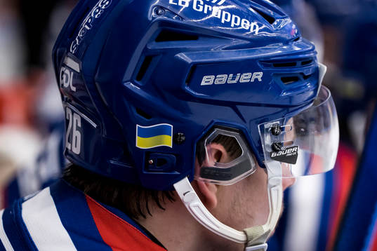Ukrainsk flagga på Oskarshamns hjälm