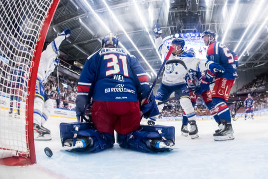 Leksands Oskar Lang och Jon Knuts jublar  framför