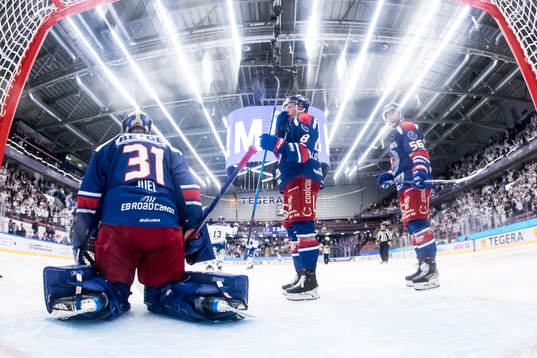 målvakt Tim Juel och Fredrik Olofsson och Robin Norell