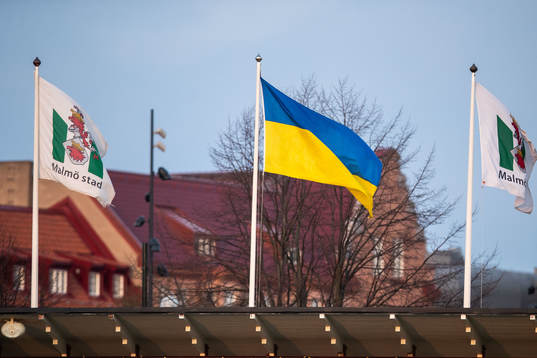 Flagga med Malmö stads logga och Ukrainas flagga