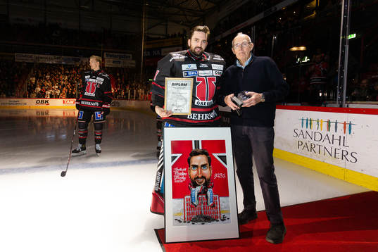 Leif Honken Holmqvist delar ut Honken trophy till Örebros
