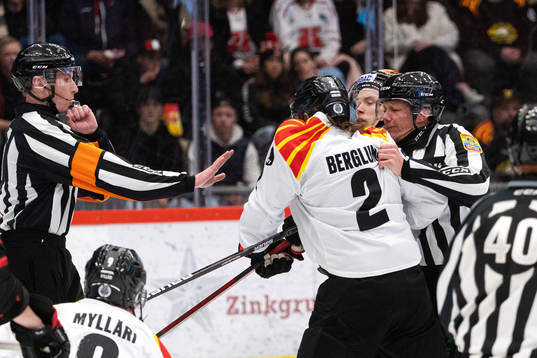Brynäs Kristofer Berglund och Örebros Linus Öberg