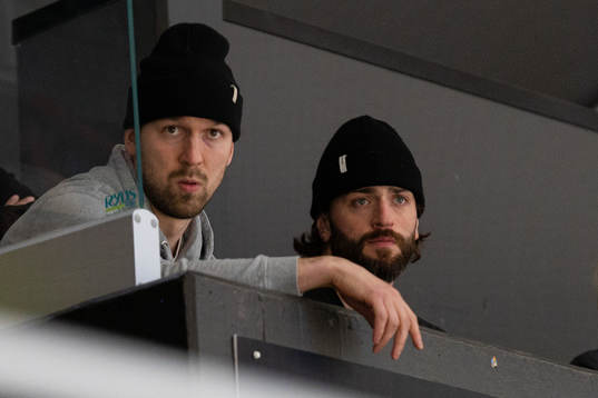 Örebros Rasmus Rissanen och Nick Ebert på läktarplats
