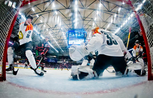 Brynäs Oskar Cibulskis och målvakt Veini Vehviläinen och