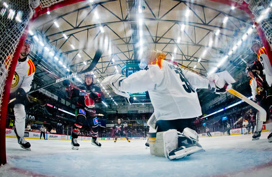Brynäs Oskar Cibulskis och målvakt Veini Vehviläinen och
