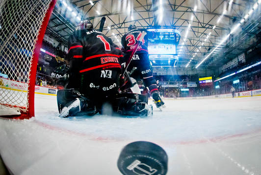 Brynäs Dmytro Timashov gör 0-1 på Örebros målvakt