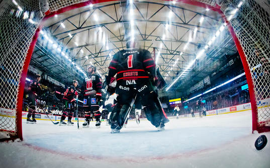 Brynäs Simon Bertilsson gör 0-2 på Örebros målvakt
