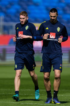 Dejan Kulusevski and Zlatan Ibrahimovic of the Swedish
