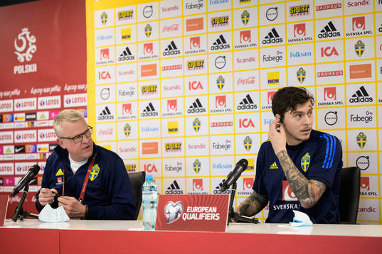 Head coach Janne Andersson and Victor Nilsson Lindelöf of