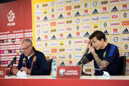 Head coach Janne Andersson and Victor Nilsson Lindelöf of