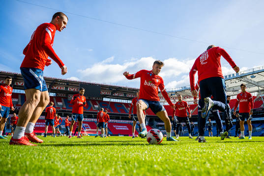 Julian Ryerson, Fredrik André Bjørkan and players of the