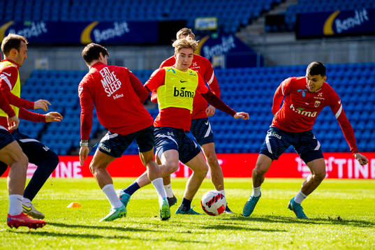 Kristian Thorstvedt, Mohamed Elyounoussi and players of the