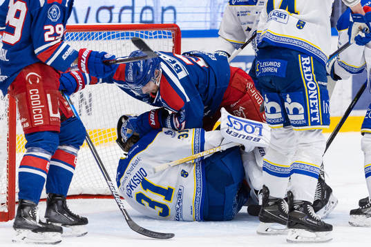 Oskarshamns Brian Cooper och Leksands målvakt Kasimir