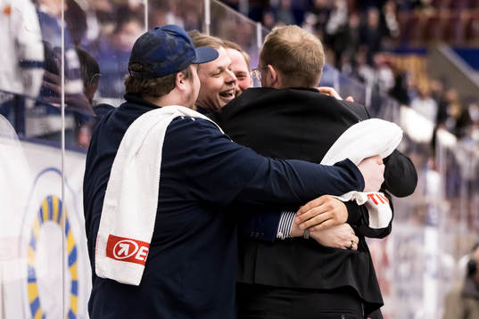 Oskarshamns tränare Martin Filander jublar