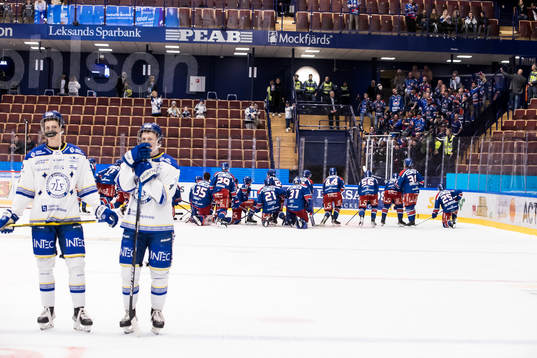Oskarshamns spelarna på knä framför fansen