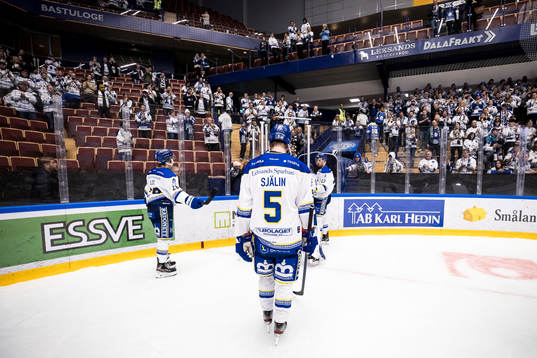 Leksands spelarna lämnar isen