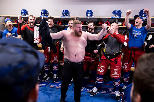 Oskarshamns materialförvaltare Benny Boquist jublar