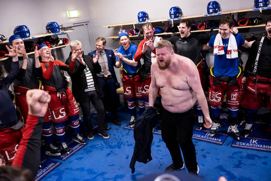 Oskarshamns materialförvaltare Benny Boquist jublar