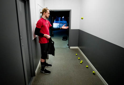 Brynäs målvakt Kristers Gudlevskis värmer upp
