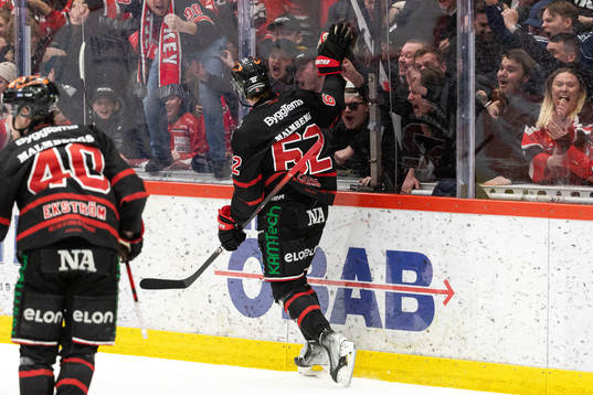 Örebros Robert Leino jublar
