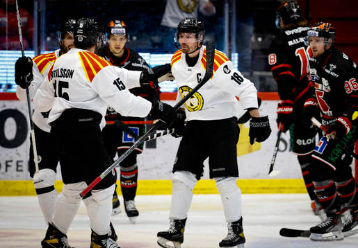 Brynäs Anton Rödin och Simon Bertilsson  jublar vid 0-1