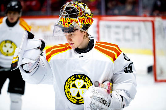 Brynäs målvakt Veini Vehviläinen deppar