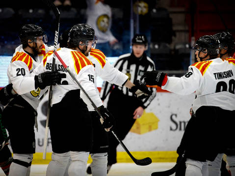 Brynäs Anton Rödin och Simon Bertilsson  jublar vid 0-1