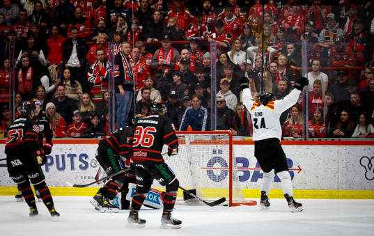 Brynäs Oscar Eklind jublar vid 1-2