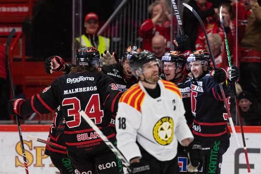 Örebros Linus Öberg jublar