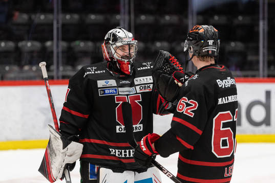 Örebros målvakt Jhonas Enroth jublar