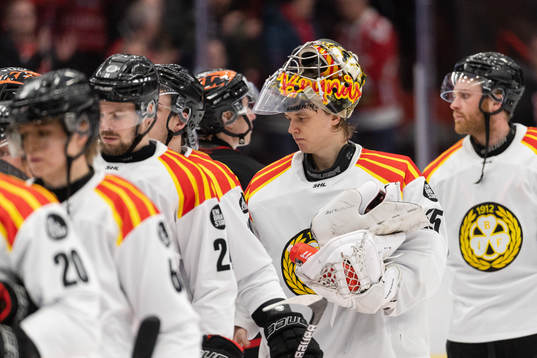 Brynäs målvakt Veini Vehviläinen deppar