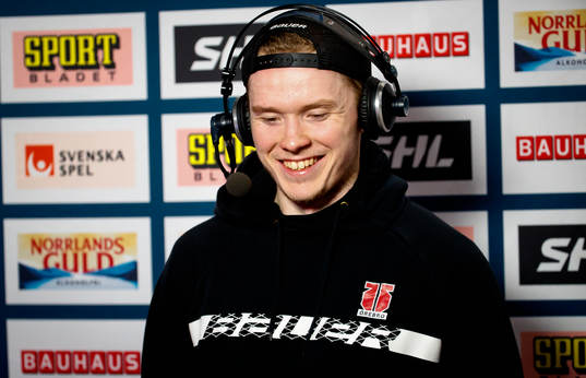 En glad Örebros Linus Öberg blir intervjuad