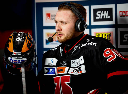 Örebros Robin Kovacs blir intervjuad