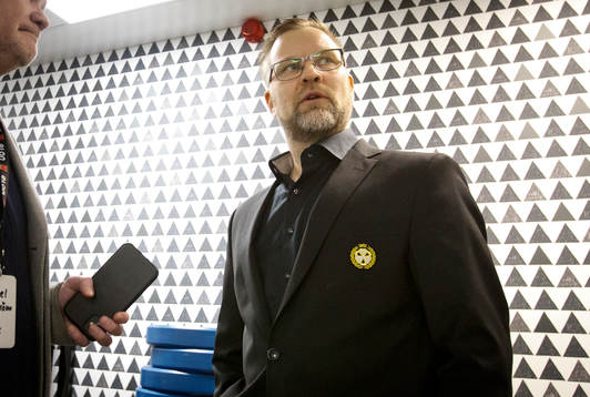 Brynäs tränare Mikko Manner blir intervjuad