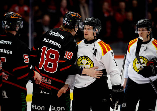 Örebros Rodrigo Abols och Brynäs Linus Ölund tackar