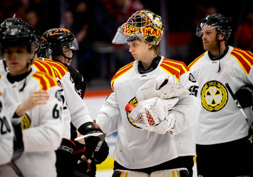 Brynäs målvakt Veini Vehviläinen deppar