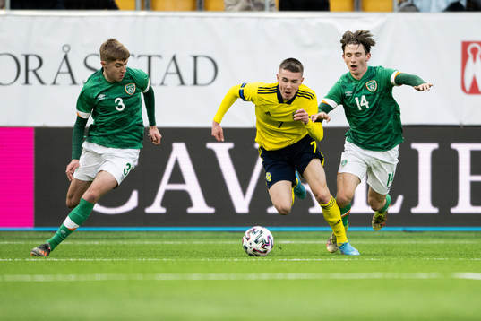 Joel Bagan and Oliver O'Neill compete with Patrik Wålemark