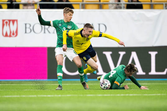 Joel Bagan and Oliver O'Neill compete with Patrik Wålemark