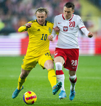 Emil Forsberg of Sweden and Piotr Zielinski of Poland