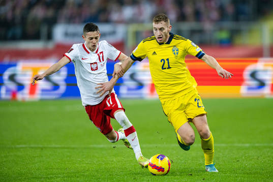Sebastian Szymanski of Poland and Dejan Kulusevski of Sweden