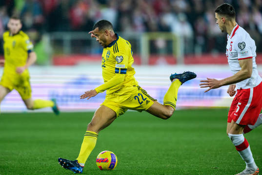 Robin Quaison of Sweden and Jan Bednarek of Poland