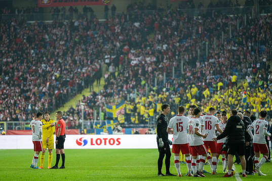 Robert Lewandowski of Poland and Victor Nilsson Lindelöf