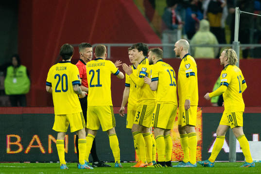 Referee Daniele Orsato and Victor Nilsson Lindelöf of