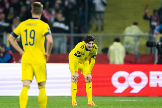 Victor Nilsson Lindelöf of Sweden looks dejected
