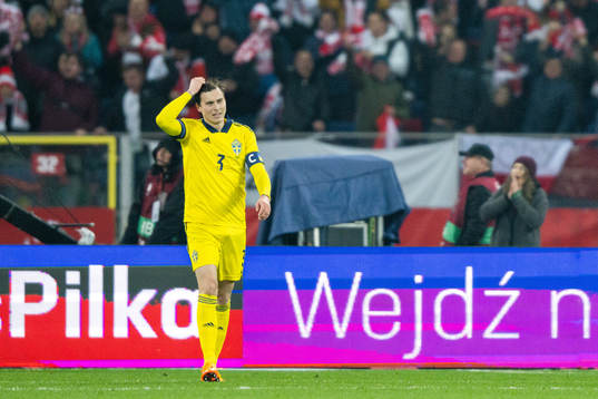 Victor Nilsson Lindelöf of Sweden looks dejected