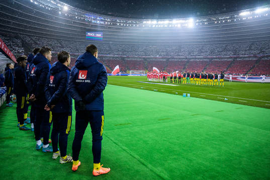 Players of Poland and Sweden are lined up