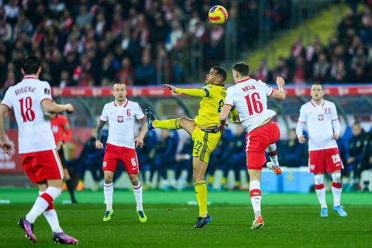 Robin Quaison of Sweden and Krystian Bielik of Poland